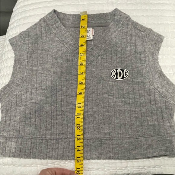 BDG Small Crop Sweater Top Short Sleeve Grey Urban Outfitters V neck - Picture 13 of 14